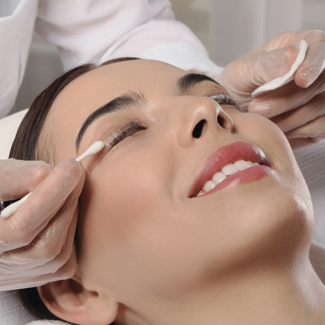 woman getting eye lash lift
